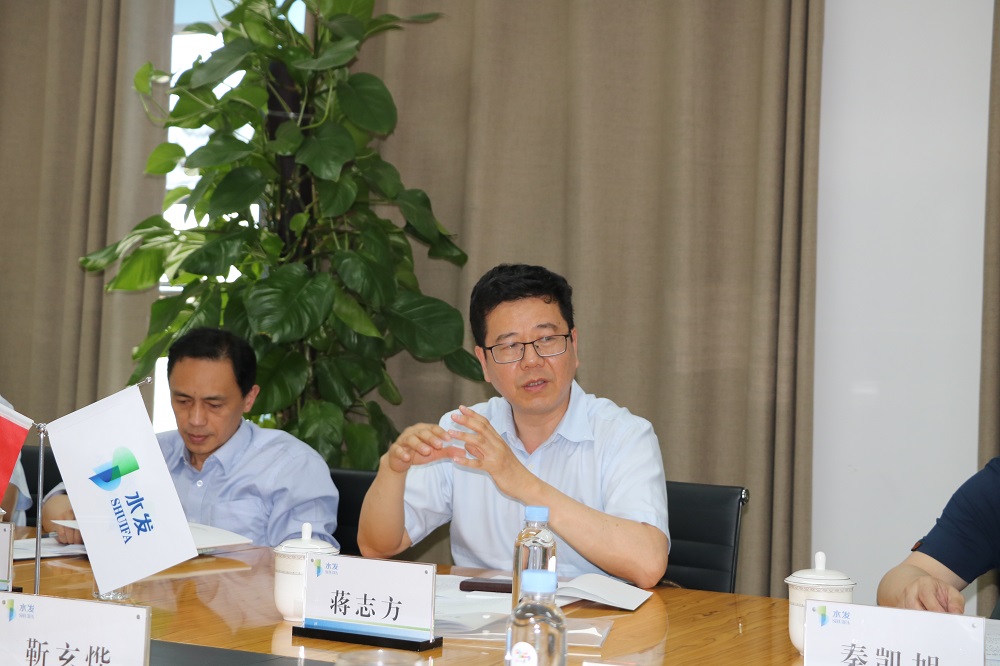 1593251422528490.jpg 圖一:山東大學(xué)軟件學(xué)院博士生導(dǎo)師蔣志方對(duì)智慧化安全生產(chǎn)管理系統(tǒng)做點(diǎn)評(píng).JPG