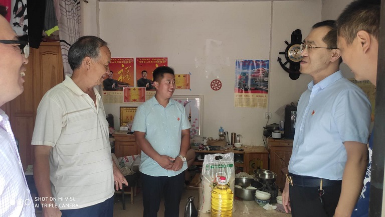 【水發(fā)公用】走訪慰問老黨員，不忘初心暖人心 (2).jpg