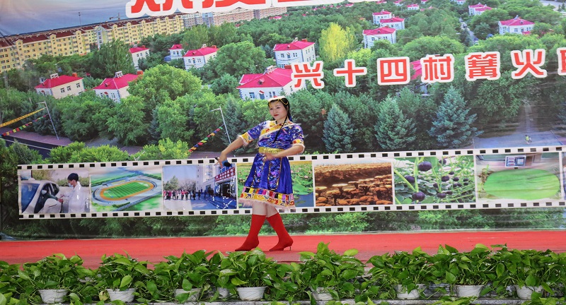 1602492566368089.jpg 村企共建  攜手共創(chuàng)  喜迎國慶  情暖中秋------富華錦河應(yīng)邀參加國慶中秋篝火晚會 (3).JPG